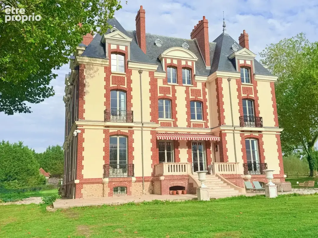 Château équestre de 560 m² sur 7,8 ha près de Deauville - photo 1
