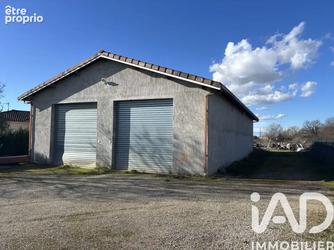 Photo 1 - Parking à MONTBETON