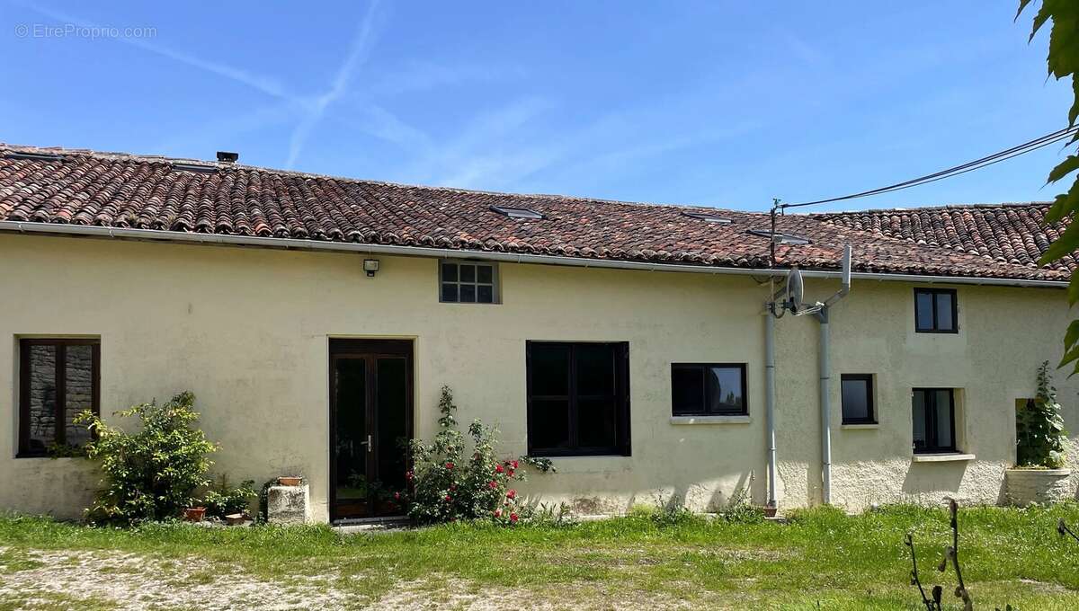 Maison de village avec dépendances et terrain près de Matha - photo 13