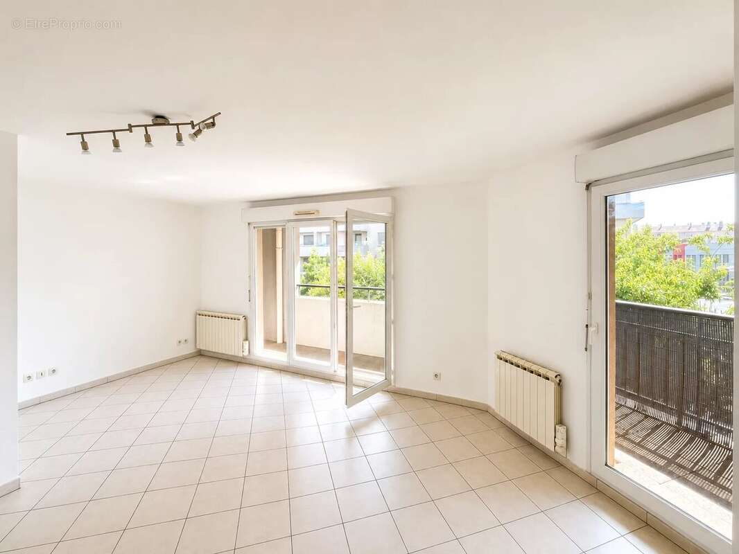 T3 64 m² avec terrasse, double garage et piscine – Villeurbanne - photo 2