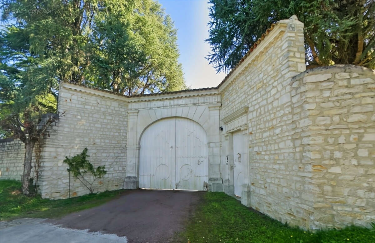 Maison à ROULLET-SAINT-ESTEPHE