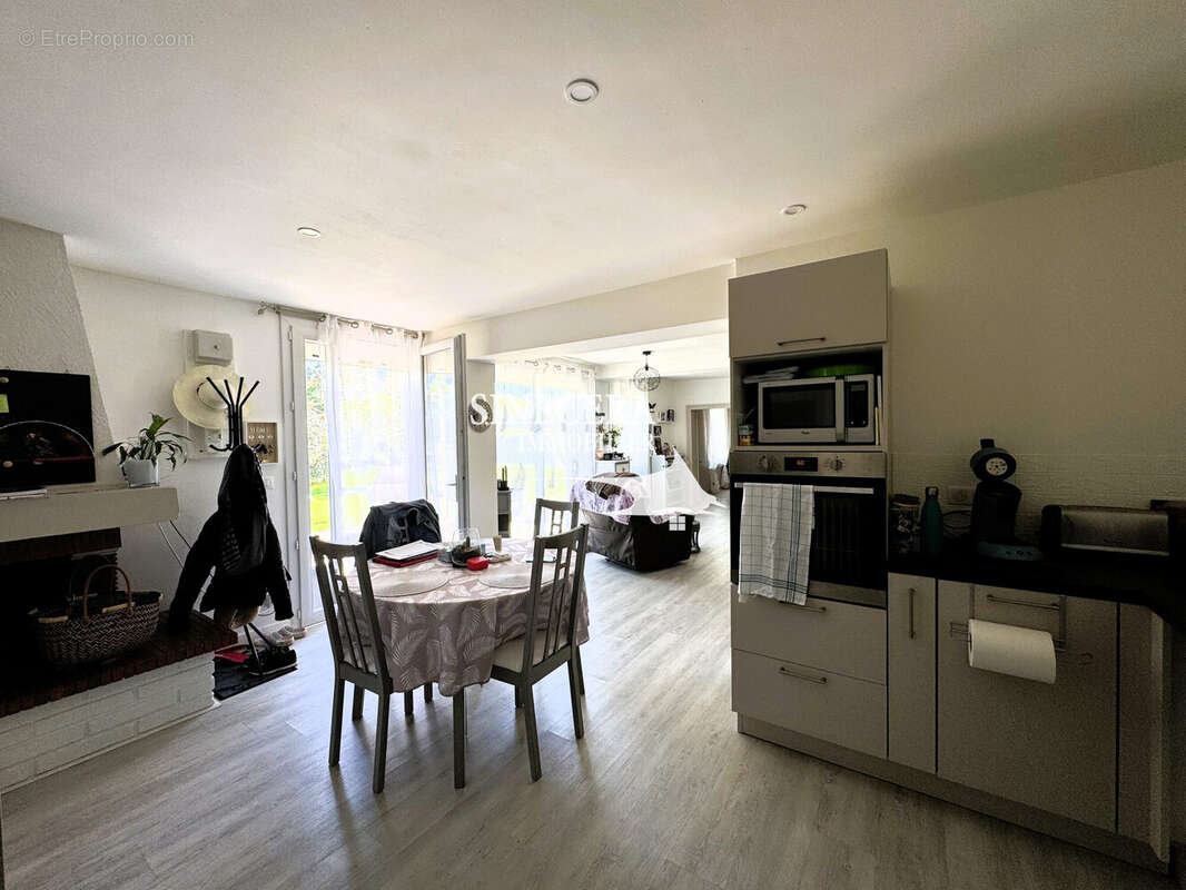 Maison à COURS-DE-PILE