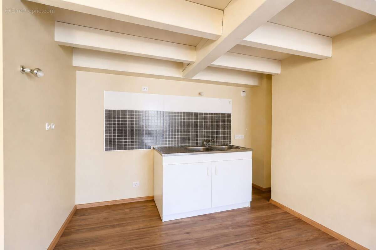 Coin cuisine donnant dans séjour - Appartement à TULLE