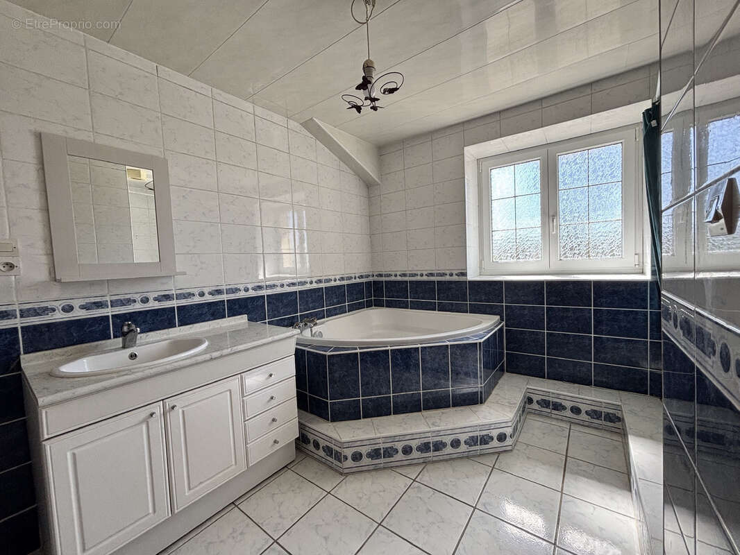 Maison à OURCHES-SUR-MEUSE