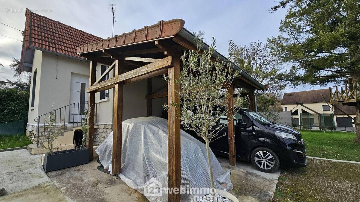 Un double carport. - Maison à BOIS-LE-ROI