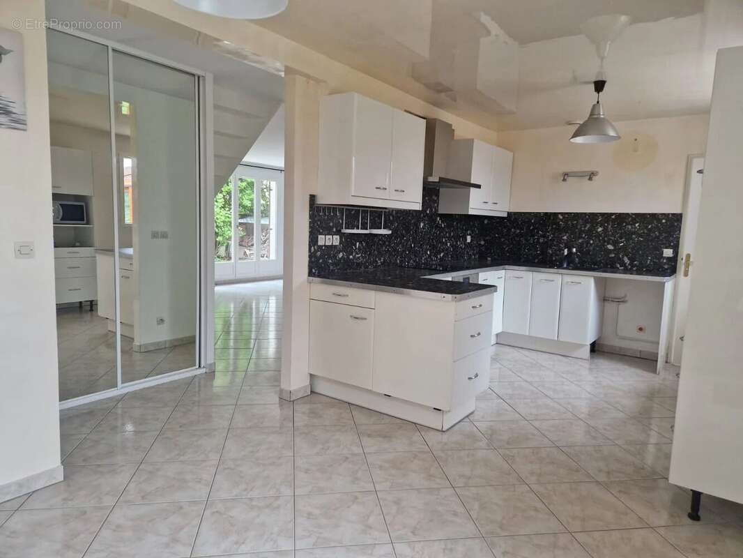 Maison à VOISINS-LE-BRETONNEUX