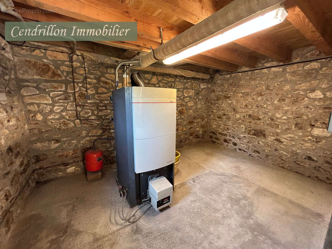 Maison de bourg à rafraîchir, mitoyenne d'un coté, 3 chambres, ~92m2 habitables, sur 438 m2 de jardin - photo 13