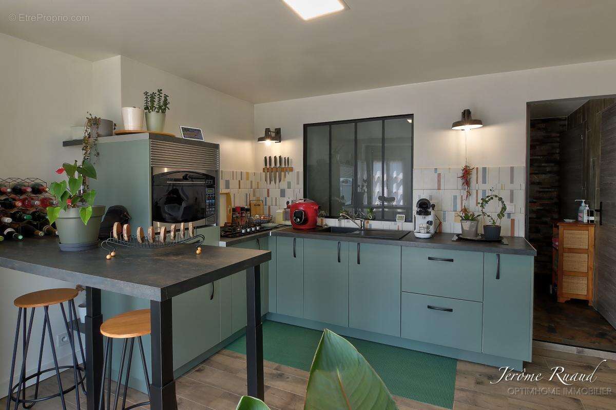 Maison de caractère rénovée de 205 m² avec jardin, bois, et grange - photo 7