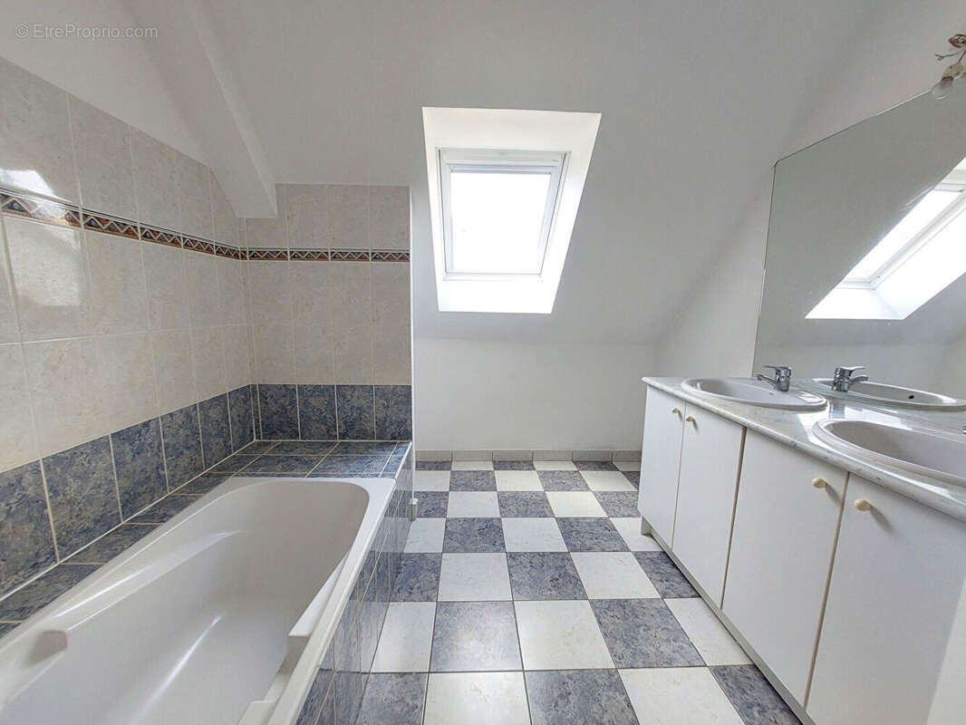 Maison à MONTREUIL-LE-GAST