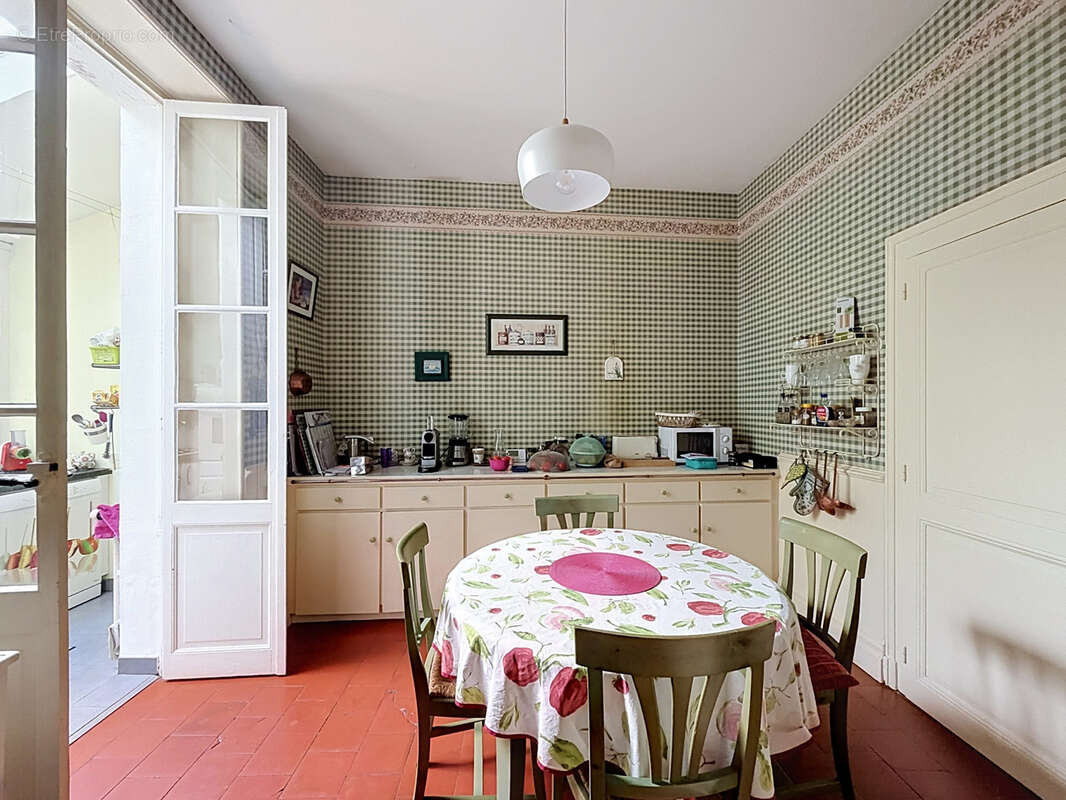 JARNAC Elégante maison de maître avec garage et belle parcelle de jardin. - photo 8