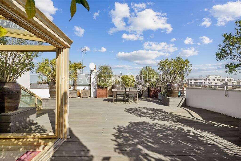 Appartement à NEUILLY-SUR-SEINE