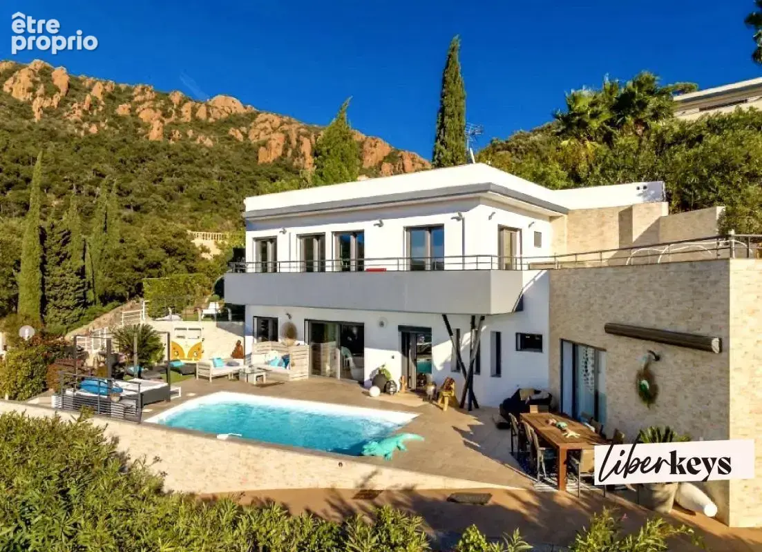 Agay - Villa contemporaine - 6 pièces - Vue dominante et exceptionnelle sur l'Esterel - photo 4