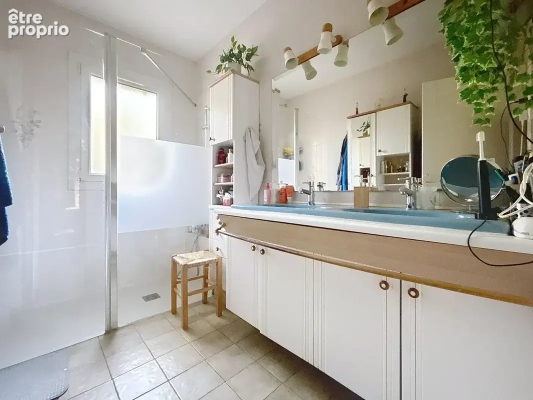 NIMES- Maison 171 m², 5 chambres, piscine et dépendances - photo 9