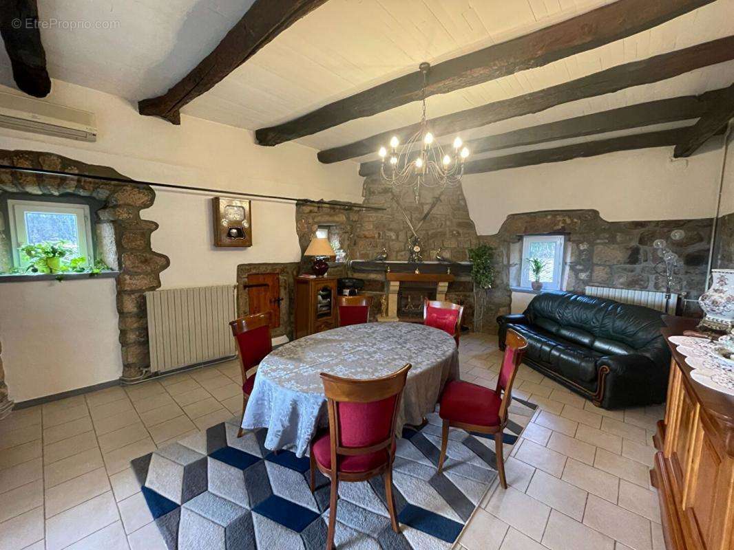 Maison à SAINT-GENEST-DE-BEAUZON