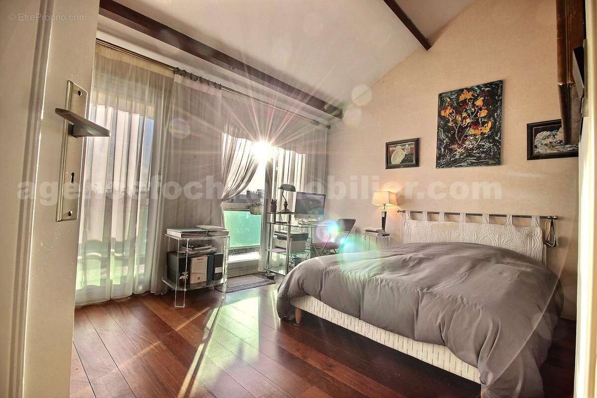 exposio_131706396 - Commerce à SAINT-MAUR-DES-FOSSES