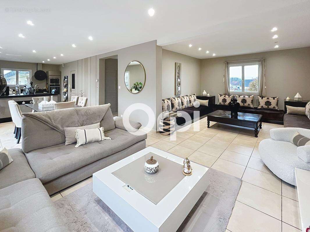 Maison à SAINT-PANTALEON-DE-LARCHE