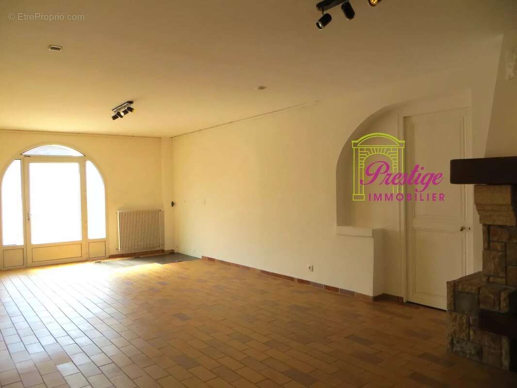 Commerce à LE MESNIL-LE-ROI