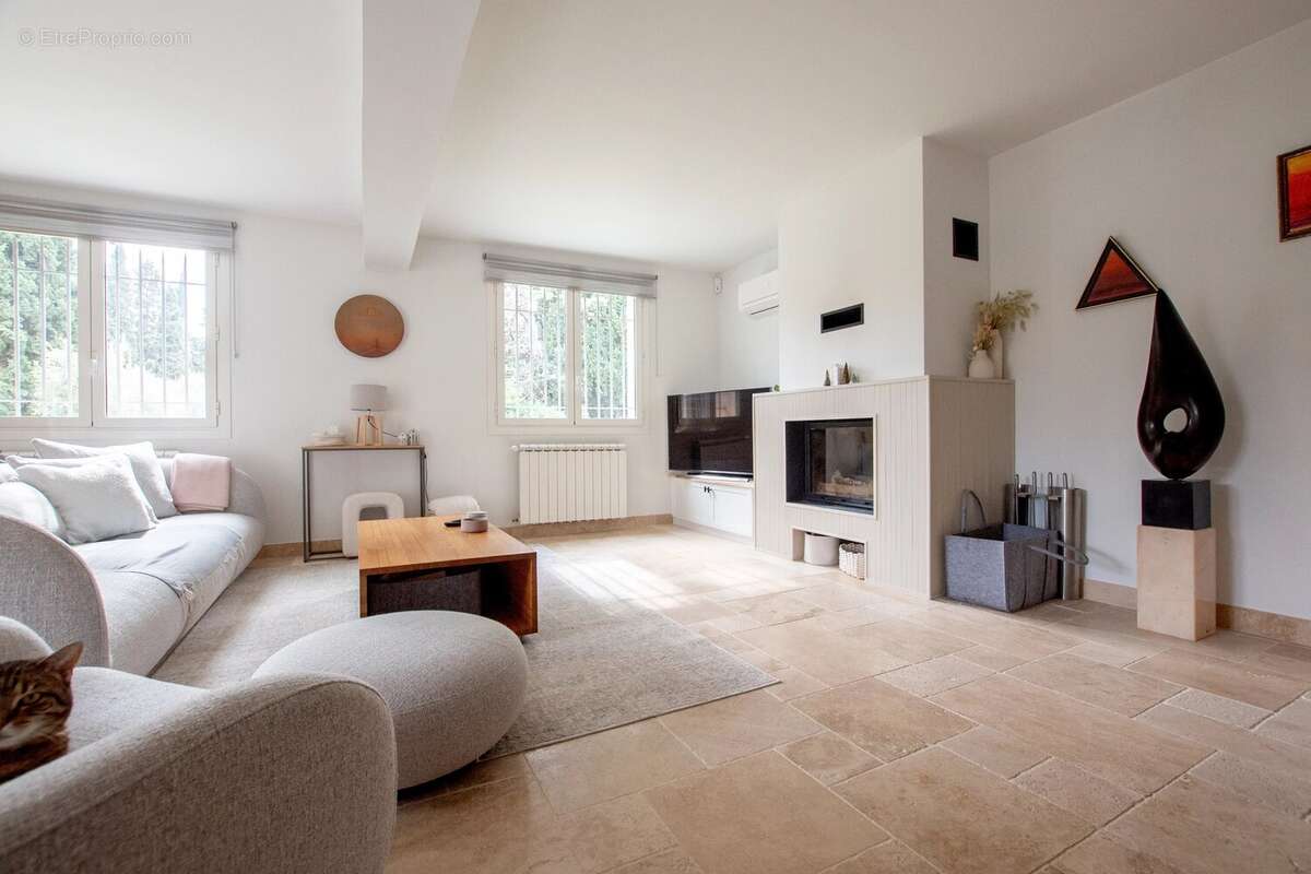 Maison à CHATEAUNEUF-GRASSE