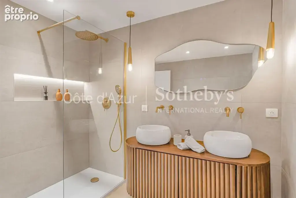 Antibes vieille ville, appartement 3 pièces de 83 m² rénové en dernier étage - photo 8