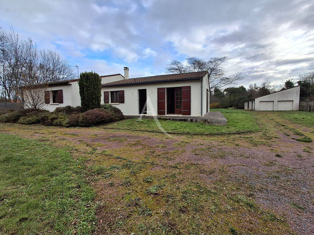Maison à FONTCOUVERTE