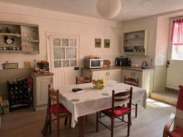 Appartement à LES SALLES-LAVAUGUYON