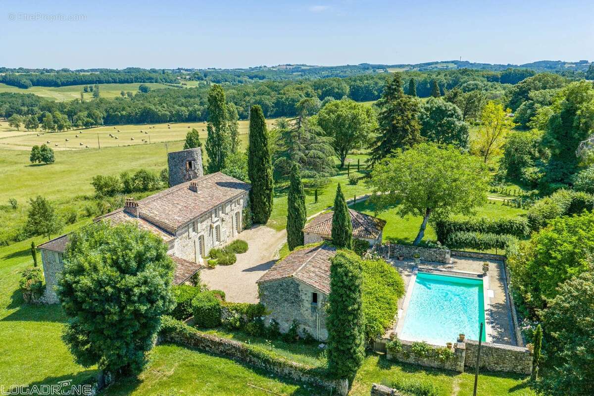 Domaine historique avec piscine, verger et vues sur la campagne environnante. - photo 19