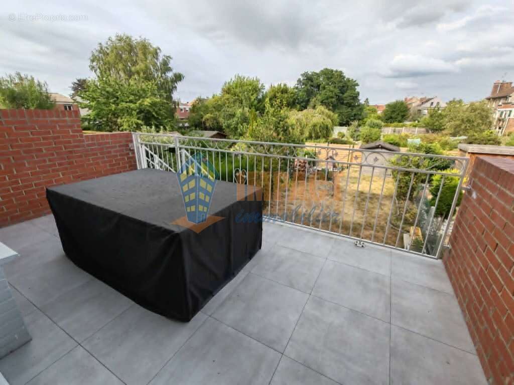 Maison bel étage avec 3 chambres, grand garage, 2 places de parking et beau jardin - photo 2