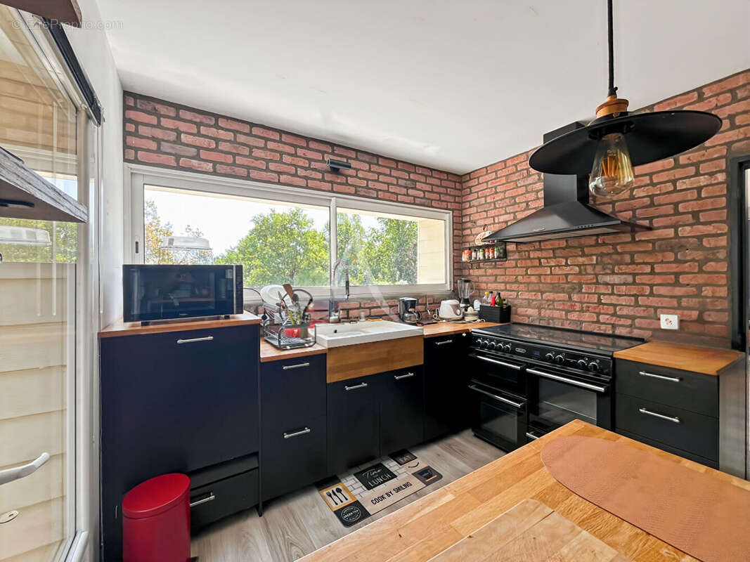 A VENDRE - Maison familiale avec piscine dans quartier calme - photo 10