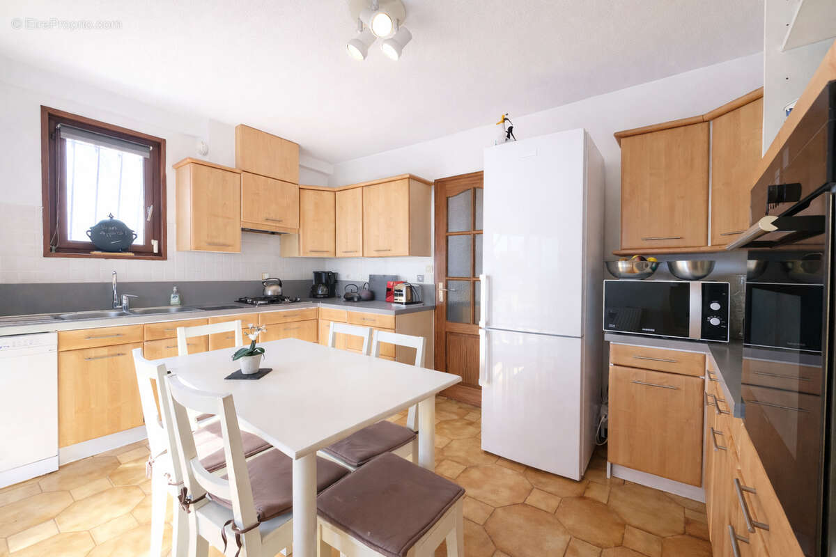 Maison à SAINT-GENIS-LES-OLLIERES