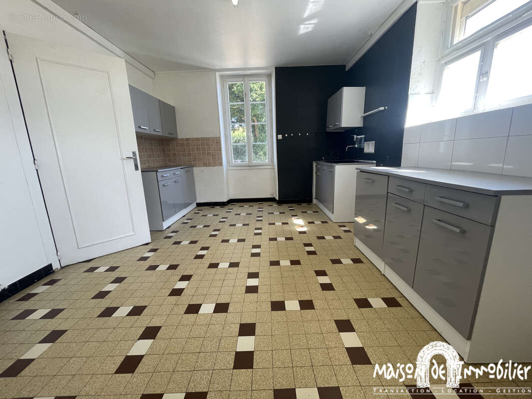 A vendre à CHATEAUBERNARD - Spacieuse Charentaise de 4 pièces - 154m2 - Jardin clos - photo 5