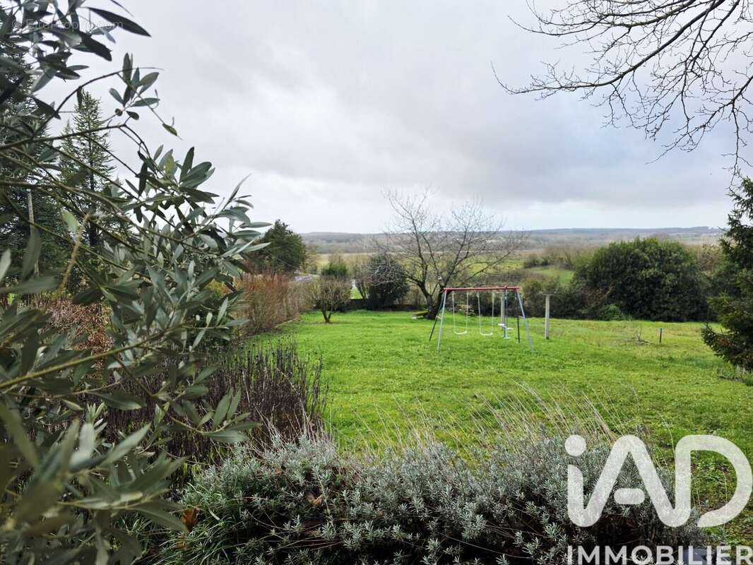 Maison 110 m² à Saint-Genis-D'hiersac  - photo 2