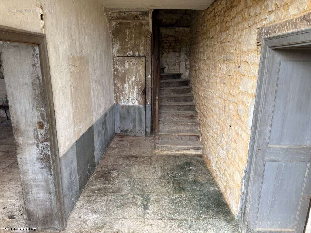 Aile de Vieux Logis du XVI? Siècle à Rénover, Proche de Ruffec - photo 4