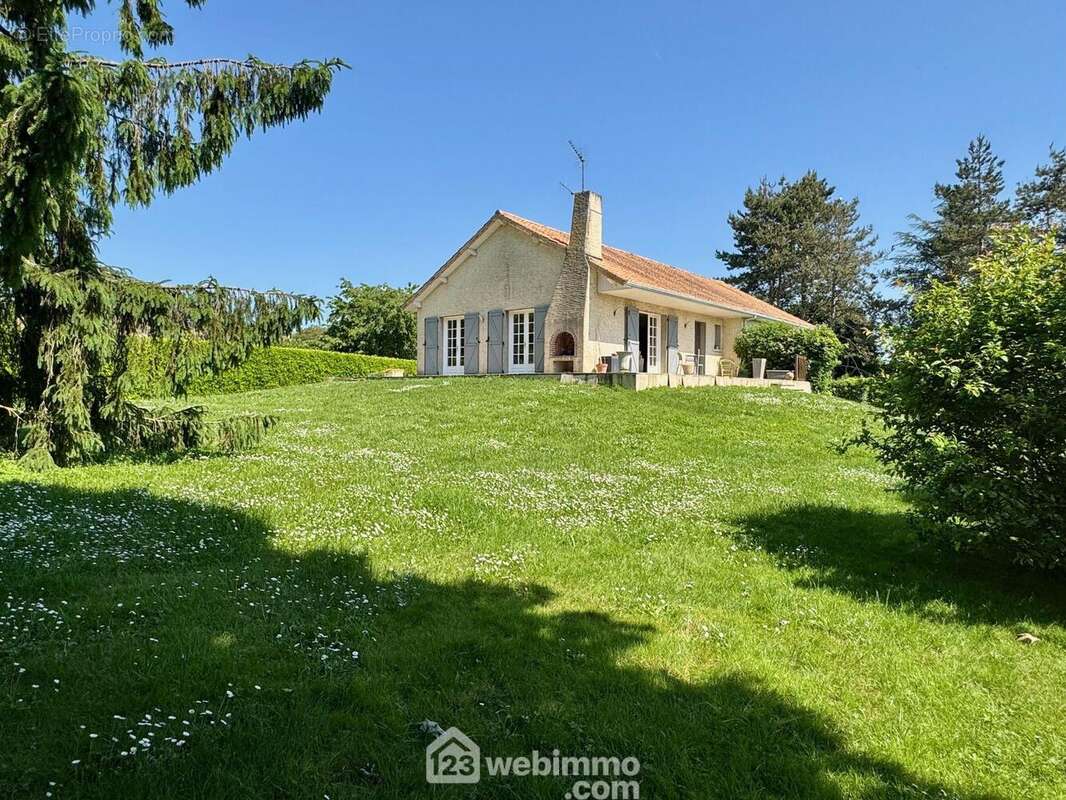 Maison familiale saine et bien entretenue, à rafraîchir à votre convenance. - Maison à MIGNE-AUXANCES