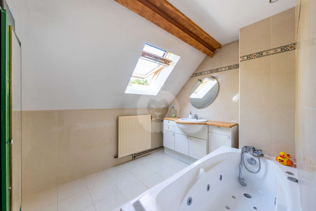 Maison familiale de 212 m2   5 chambres, dépendance, jardin arboré et gare de Melun à proximité - photo 18