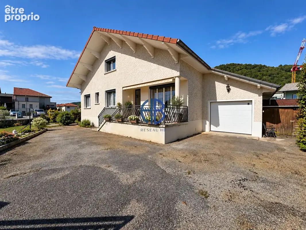 Maison de charme au coeur du village, 3 chambres et beau potentiel d'aménagement ! - photo 10
