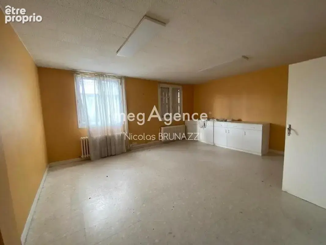 Immeuble à fort potentiel – 264 m² à Ambrières-les-Vallées - photo 4