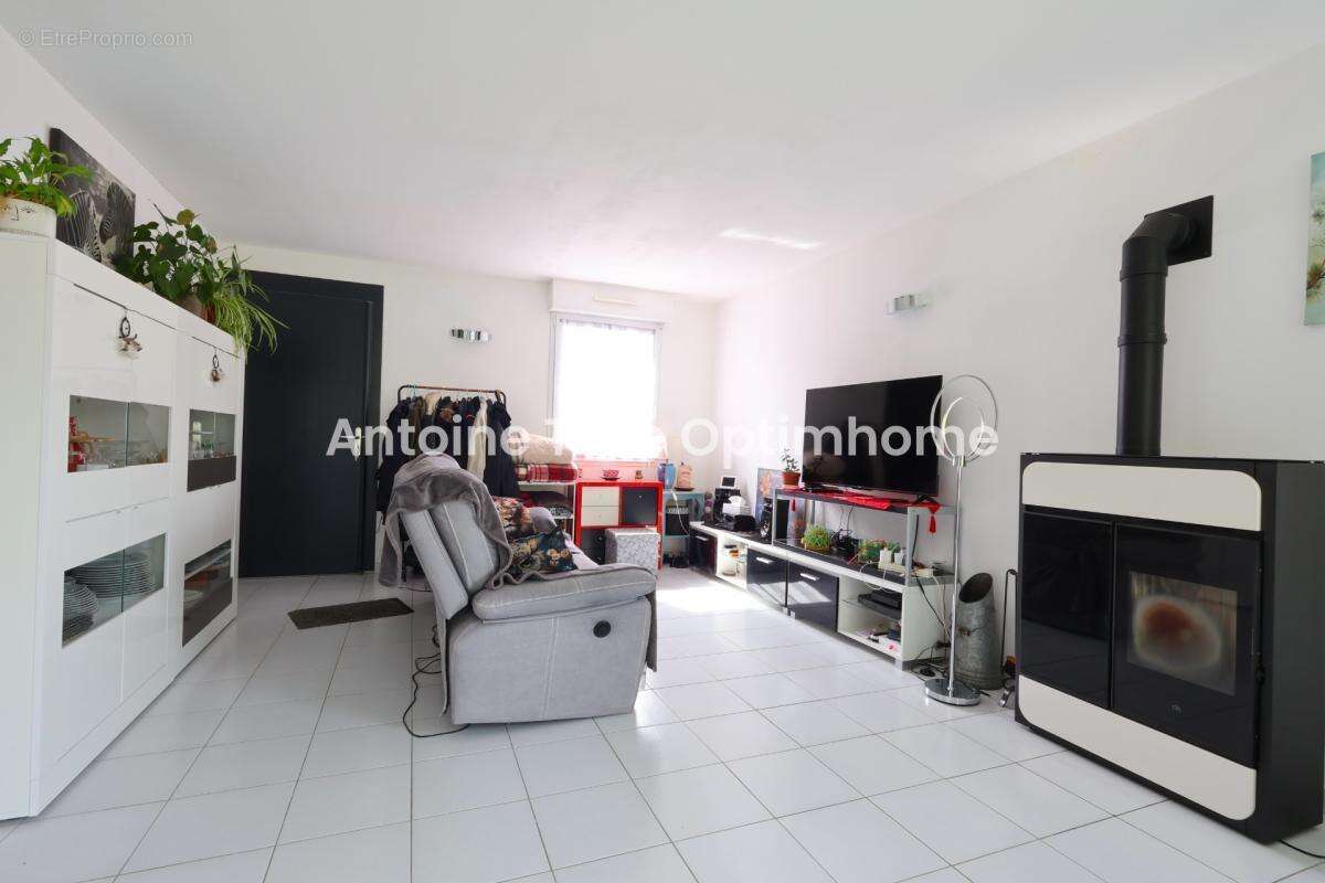 Salesches - Plain pied de 3 Chambres avec garage, terrasse et jardin clos - A découvrir rapidement ! - photo 2