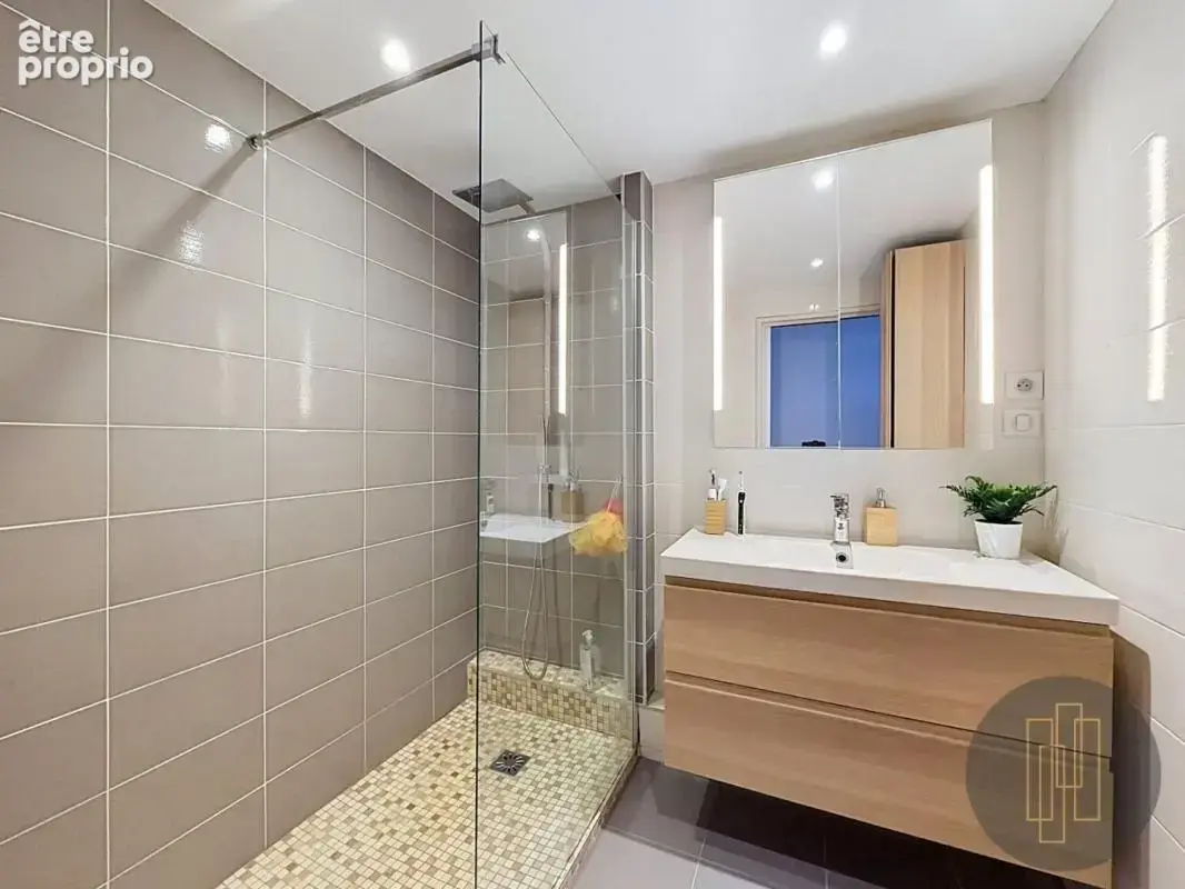 Exclusivite villeurbanne - t4 de 92 m² avec balcon, vue dégagée, garage et cave - photo 8