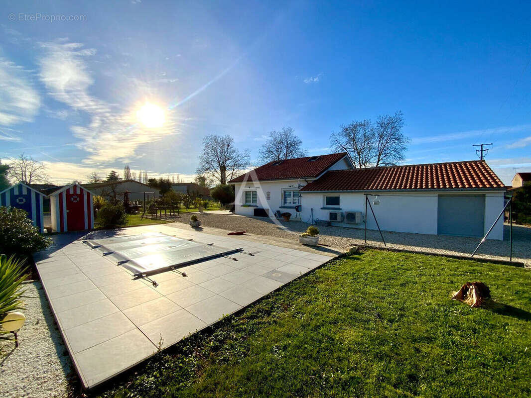 Maison à SAINT-GENIS-DE-SAINTONGE