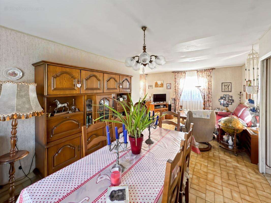 Maison à LEGUILLAC-DE-L'AUCHE