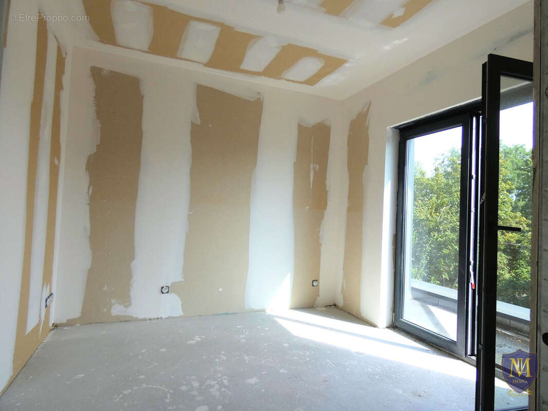 Saint-louis proche centre f3 en prêt à décorer de 70 m2 avec terrasse - photo 3