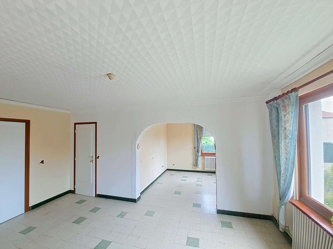 Maison à QUIEVRECHAIN