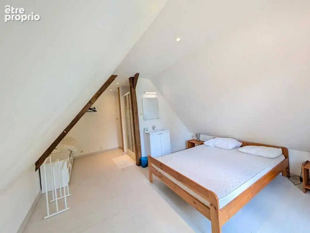 Mellé (35) : Longère de caractère rénovée (5 pièces) avec gîte indépendant, dépendances et potentiel d'aménagement - photo 17
