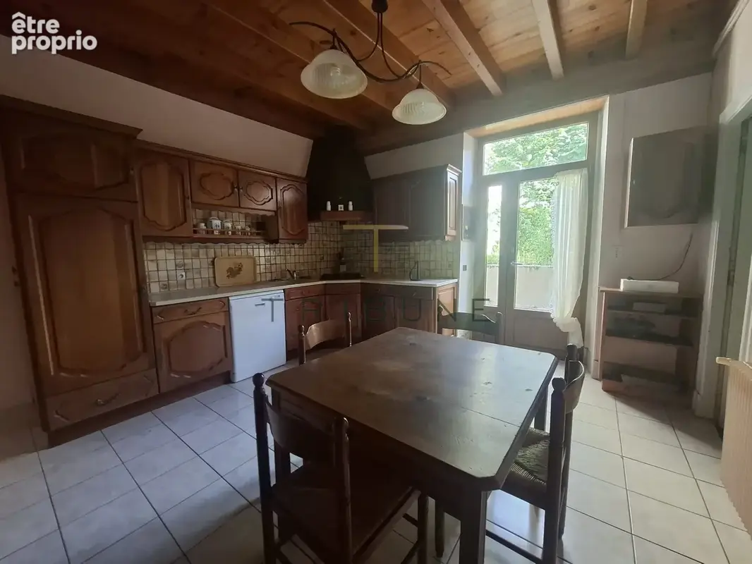 SAINTE COLOMBE EN BRUILHOIS, maison de village de 8 pièces dont 4 chambres - photo 3