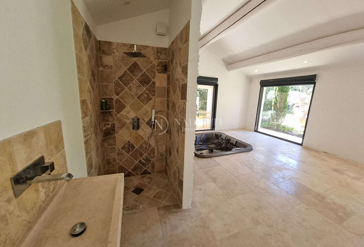 LOURMARIN Élégante propriété de prestige avec piscine chauffée et dépendances - photo 13