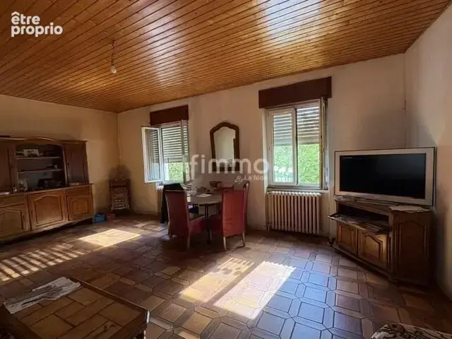 Immeuble comprenant un local commercial et deux appartements - photo 3