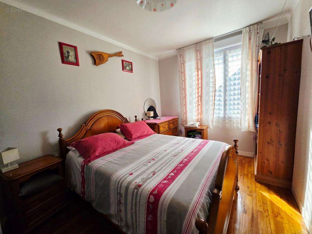 Maison à CHATEAUNEUF-DU-FAOU