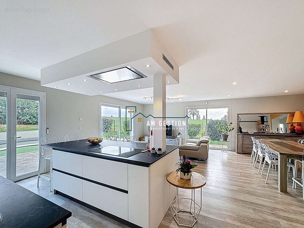 Maison à SAINT-JUST-LE-MARTEL