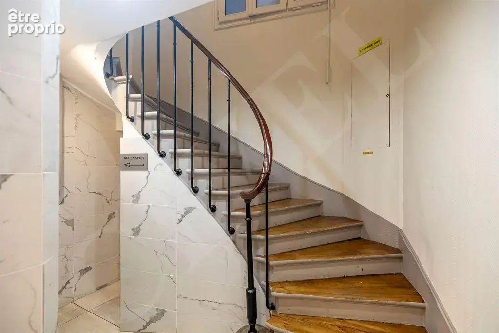 Dans un bel immeuble ancien, magnifique cinq-pièces entièrement rénové et climatisé, situé secteur - photo 12