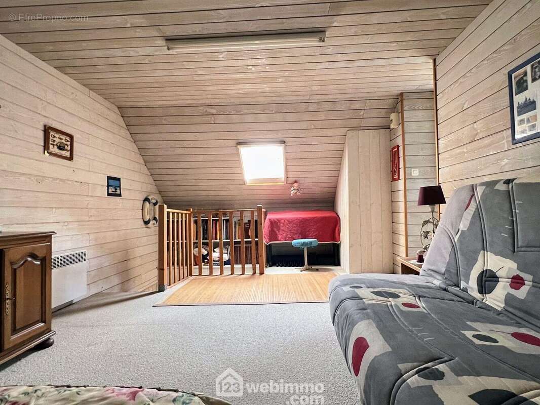A l'étage, une mezzanine qui prendra forme suivant vos envies... - Maison à FENEU